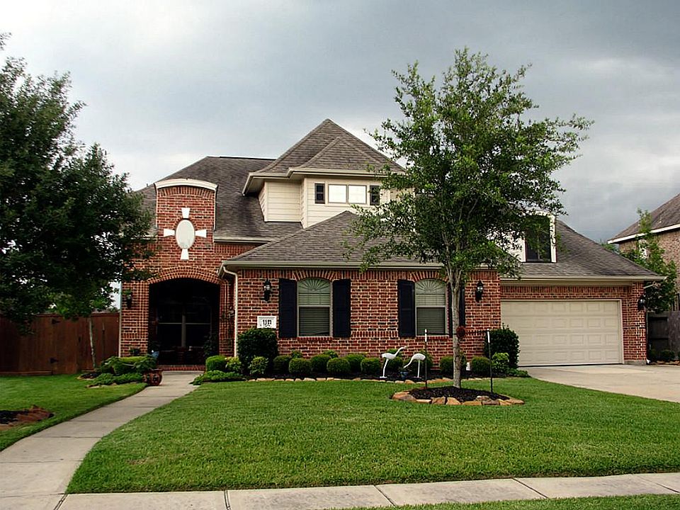 Immaculate David Powers built home! This home has a superior floor plan with master suite downstairs
