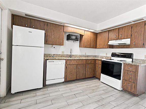 4th image of 101 LAKE HUNTER DRIVE #11