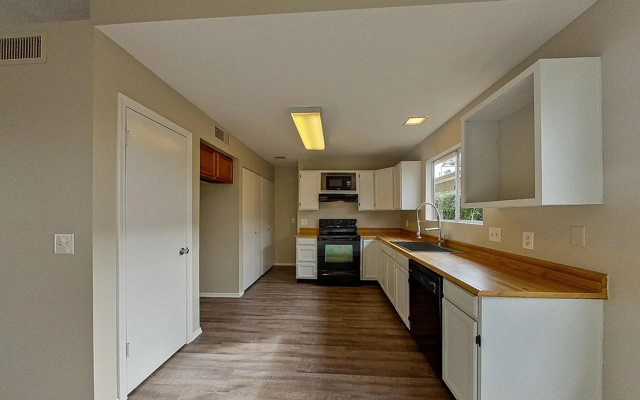 3 bed, 1136 sqft, $2,100 — Photo 1