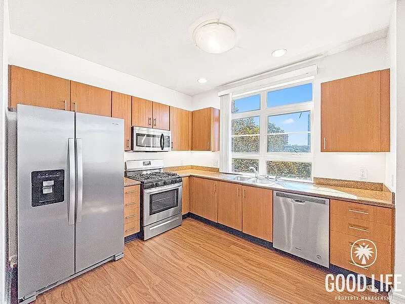 2 bed, 2.0 bath, 1381 sqft, $3,100 — Photo 2