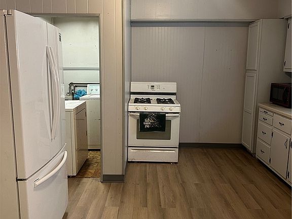 2nd image of 835 Hall St
