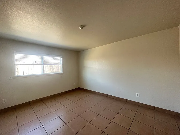 2555 W Steele Ln — Photo 8
