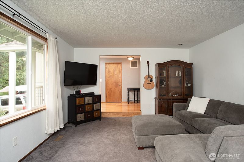5th image of 13814 214th Street E
