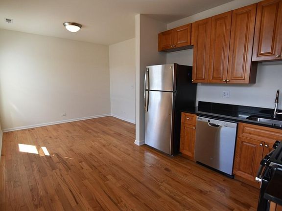 2nd image of 2133 W Ainslie St #1