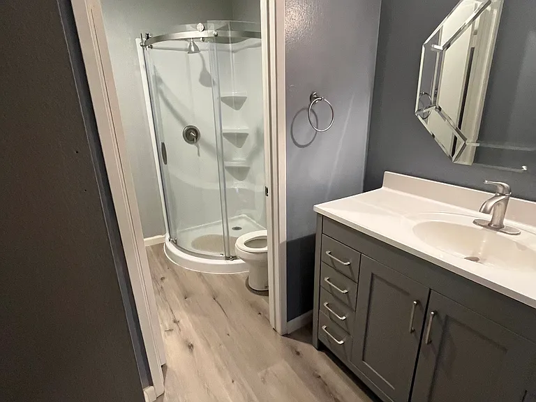 Upstairs bath & sink