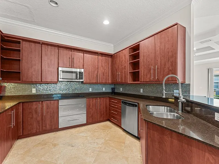 210 NE 69th Cir — Photo 12