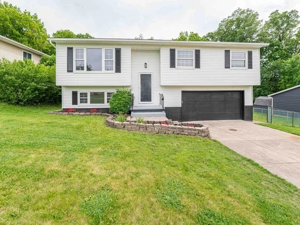 9917 Vienna Dr, Parma, OH 44130