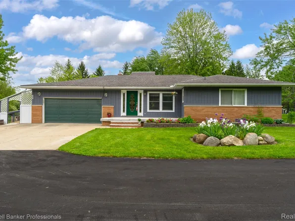 60 E Oakwood Rd, Oxford, MI 48371