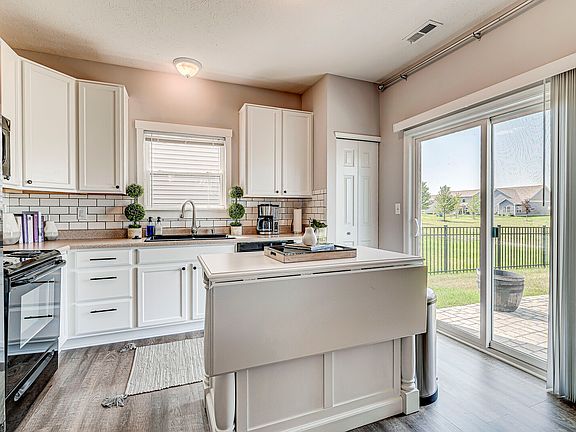5th image of 638 Farnham Dr