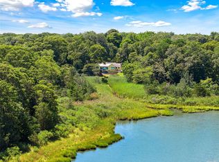 4 Red Creek Rd, Hampton Bays, NY 11946