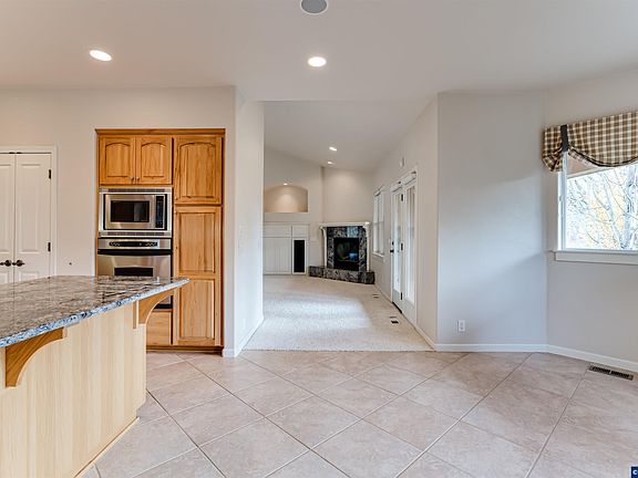 4th image of 875 Sand Ave