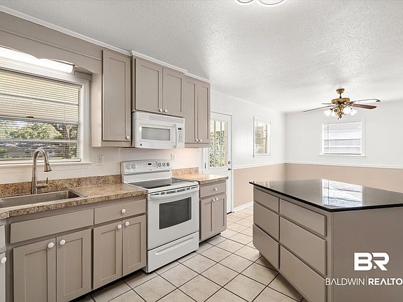5th image of 4375 Champlain Ave