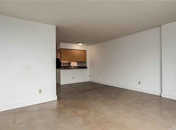 4th image of 600 E 8th 6s St