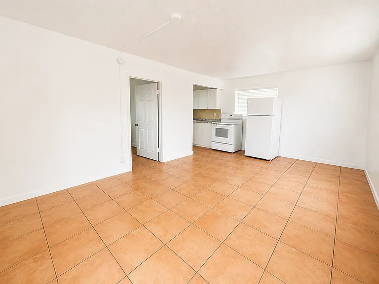 Pompano Gardens — Photo 12