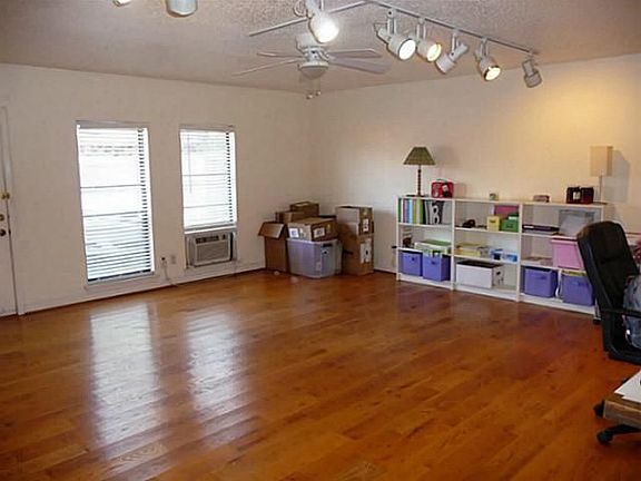 4th image of 2118 Linda Ln