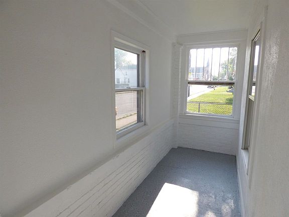 4th image of 306 W 7th St