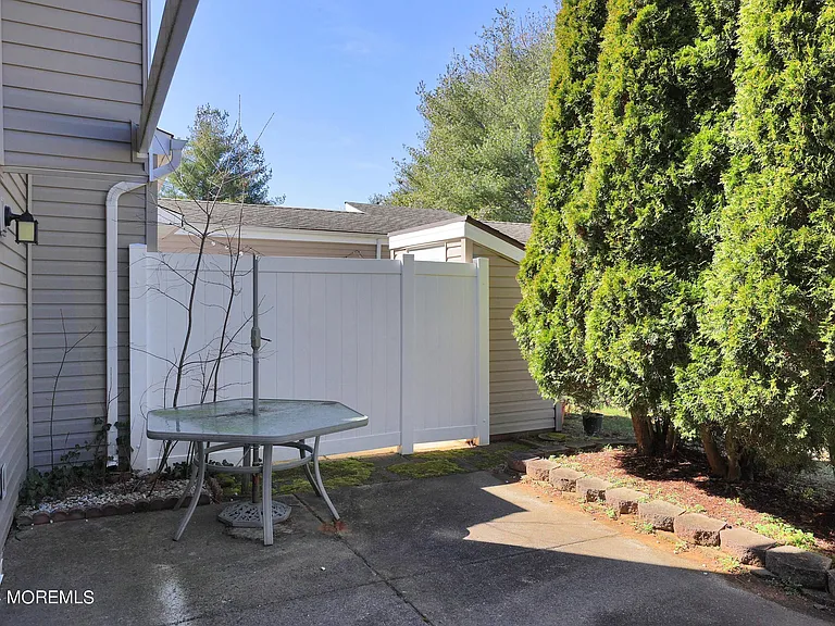 2 Elizabeth Ct — Photo 23