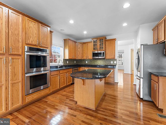 3rd image of 1018 Everett Ct