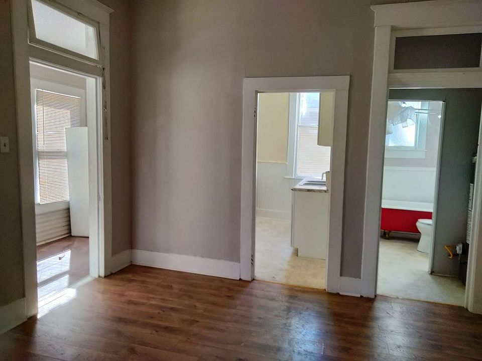 2nd image of 1138 W Ashby Pl #4