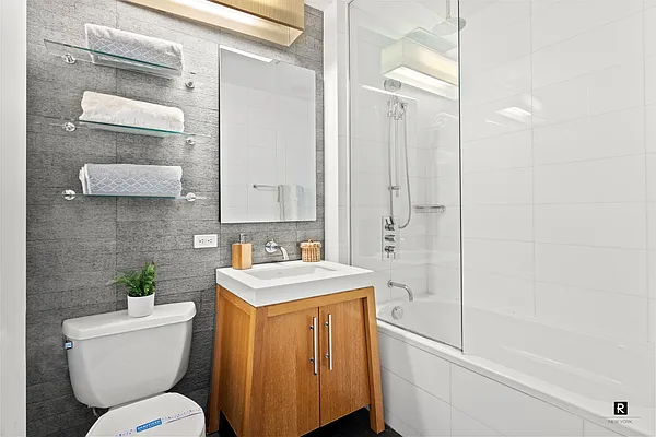 Sold by R New York | media 5