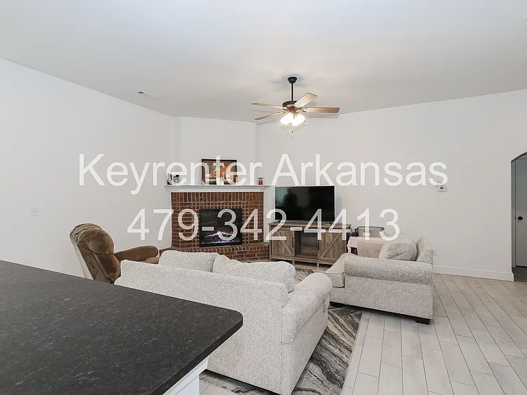 1605 Emma St — Photo 4