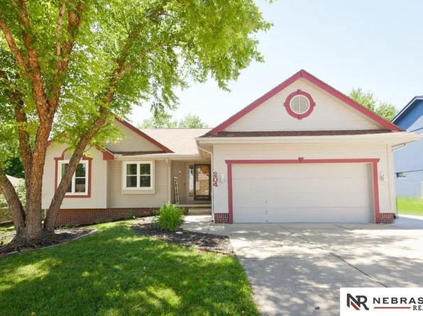 204 Fleetwood Dr, Papillion, NE 68133