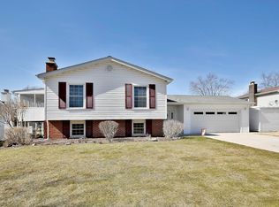 926 Ironwood Ave, Darien, IL 60561