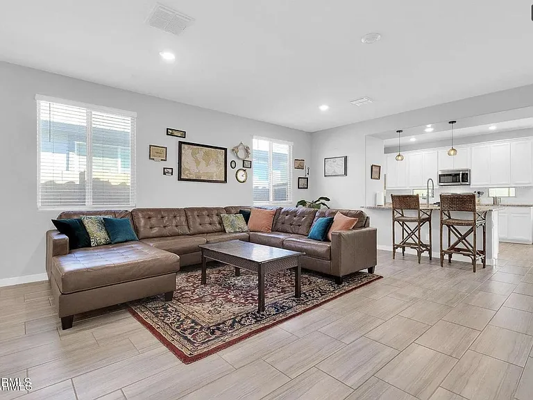 327 W Tamarack Dr — Photo 2