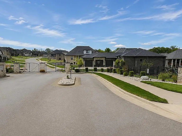 703 S Hickory Dr — Photo 60