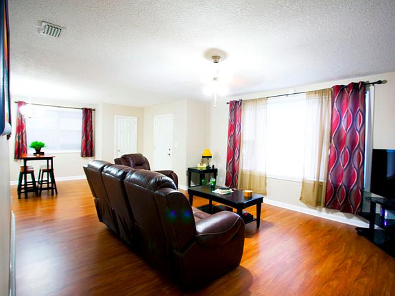 5th image of 1403 W Magnolia Cir