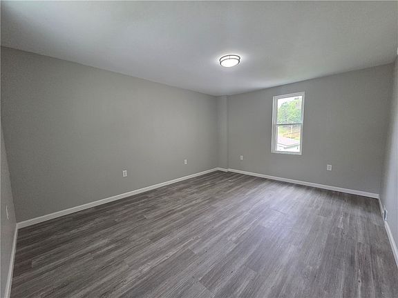 5th image of 404 N 10th St