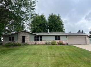 N8418 Swansea Dr, Ixonia, WI 53036