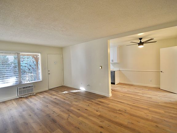 3rd image of 5852 Hazeltine Ave #6