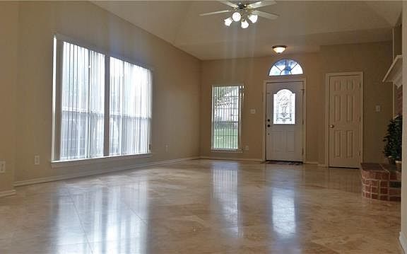 4th image of 1327 Creekview Dr
