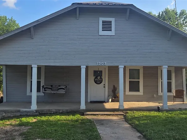 1303 20th St, Huntsville, TX 77340