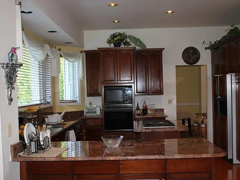 10006 Manor Pl — Photo 4