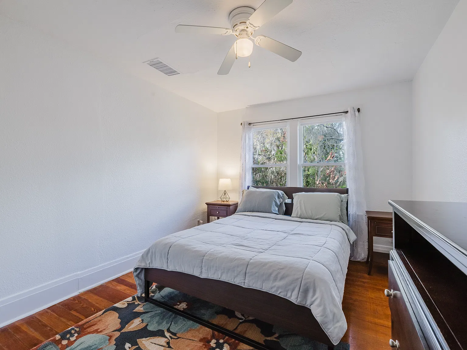 910 N Amelia Ave — Photo 2
