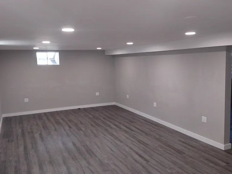 1430 Hallock Ave — Photo 6