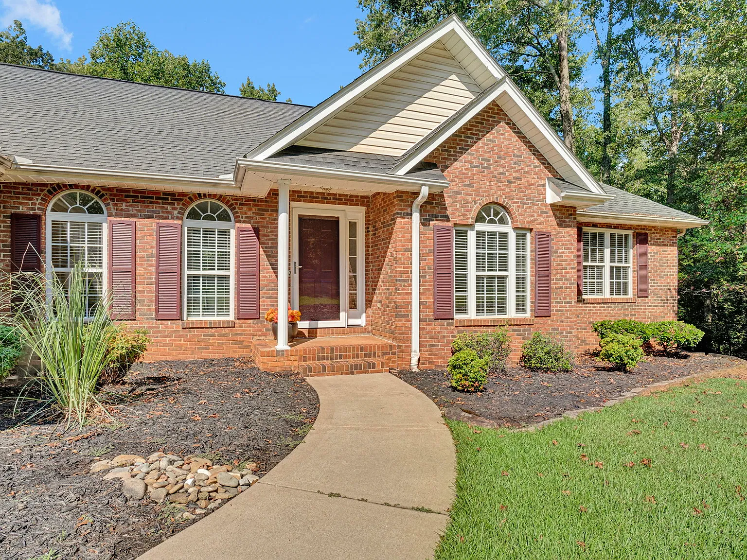 4 bed, 4024 sqft, $3,500 — Photo 3