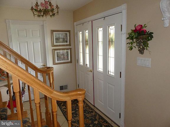 5th image of 309 Bond Ave
