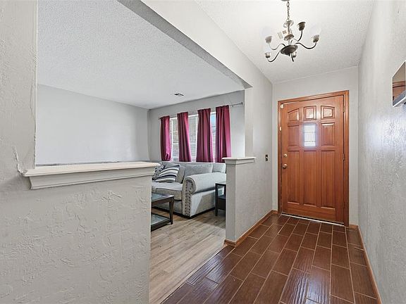 3rd image of 2111 Bellaire Dr