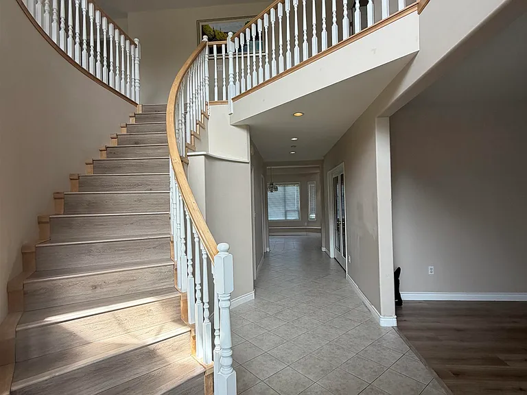 9228 Pinewell Cres — Photo 2