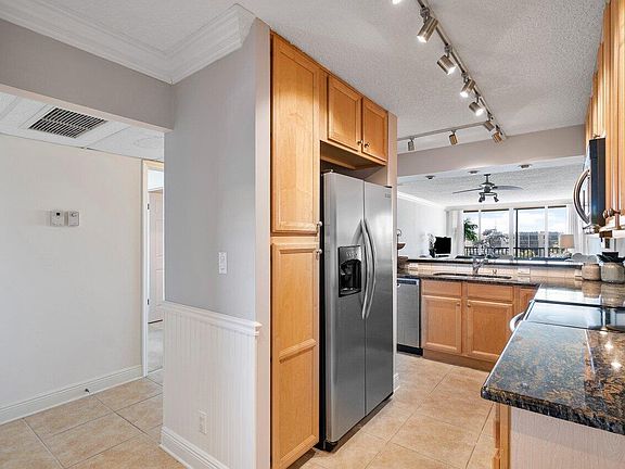 5th image of 9 Royal Palm Way #6060