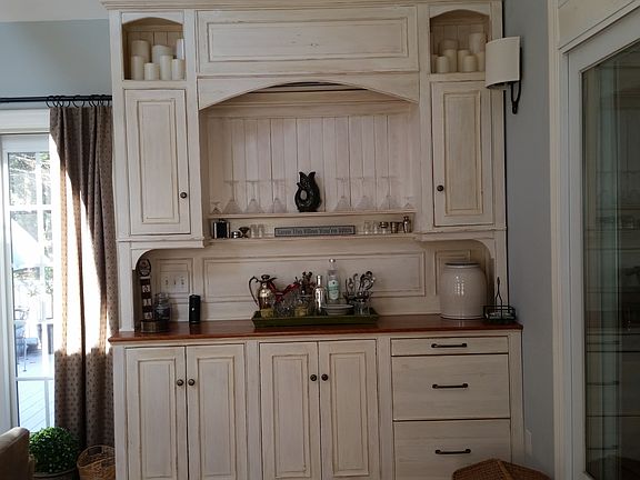 Family Rm Built-in w/ fridge