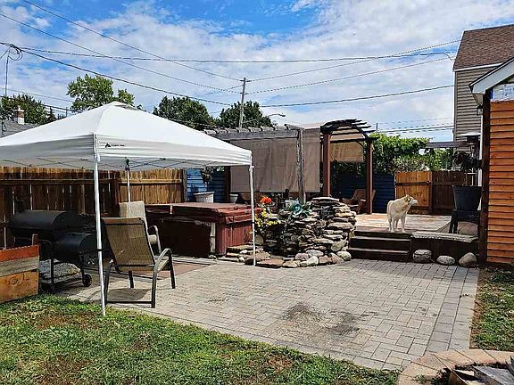 4th image of 726 Montgomery St