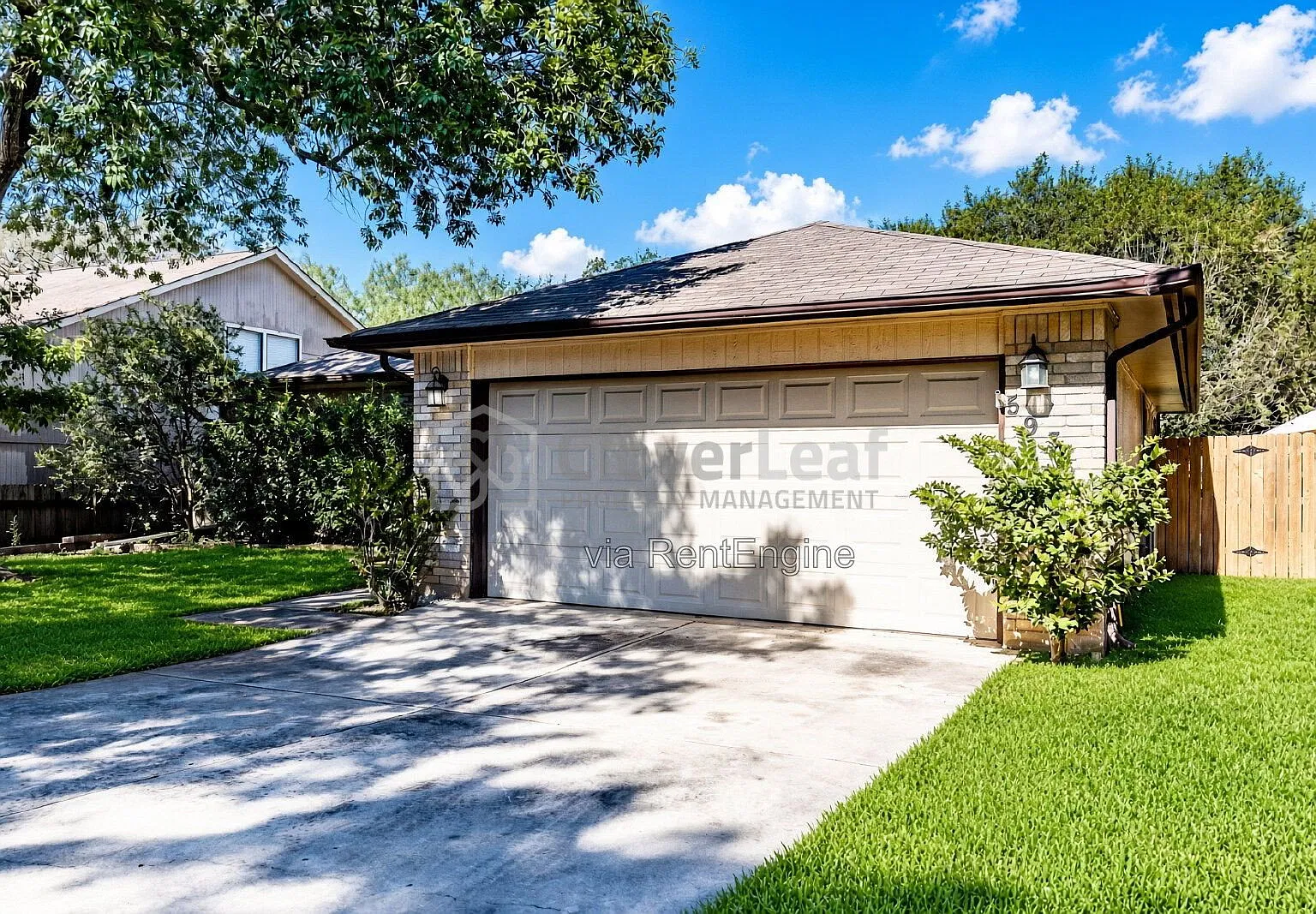 3 bed, 2.0 bath, 1300 sqft, $1,597 — Photo 2