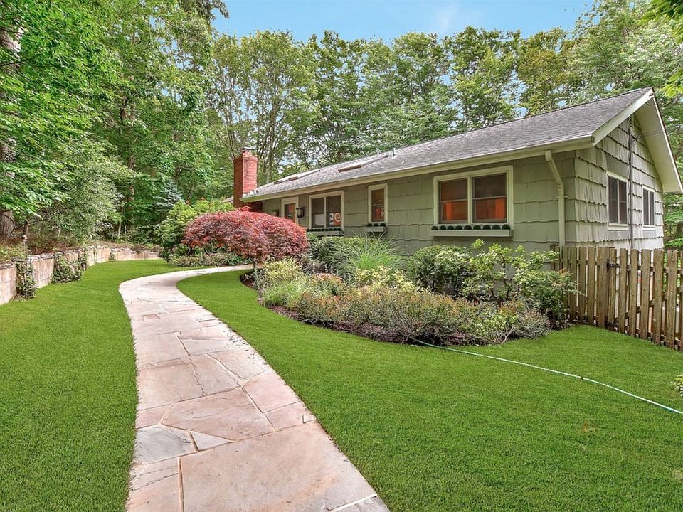1st image of 8 Lakeview Dr