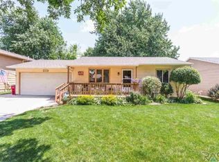 2716 S Bernhaven Ave, Sioux Falls, SD 57110