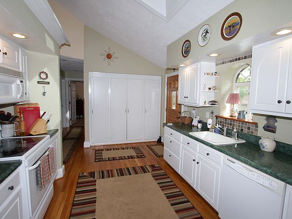 2nd image of 2217 Lakeview Dr