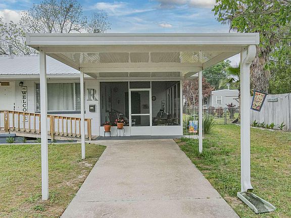 3rd image of 634 NW Holiday Dr